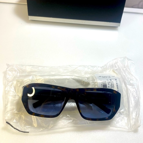 New Unisex Givenchy Sunglasses
GV 40036 U 52W - Picture 11 of 12